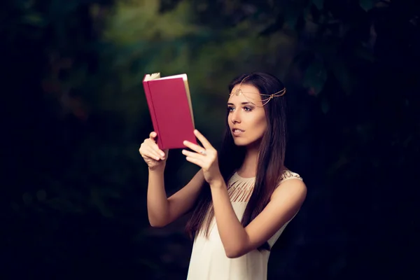 Hada princesa chica lectura cuento libro — Foto de Stock