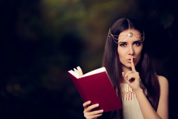 Hada princesa chica leyendo misterioso libro secreto — Foto de Stock