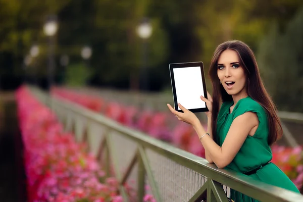 Здивована жінка показує цифровий планшетний дисплей — стокове фото