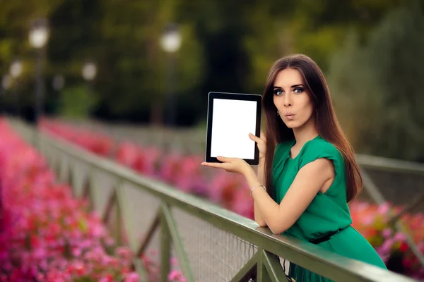 Überraschte Frau zeigt ein digitales Tablet-Display — Stockfoto