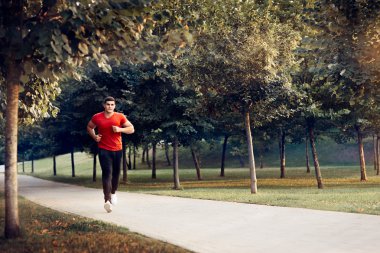 Açık eğitim rutin koşu koşan adam