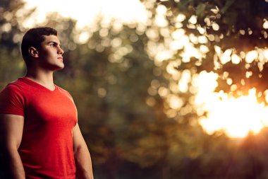 Yakışıklı atletik adam dışında doğada ayakta