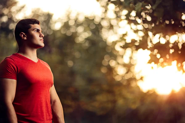 Yakışıklı atletik adam dışında doğada ayakta