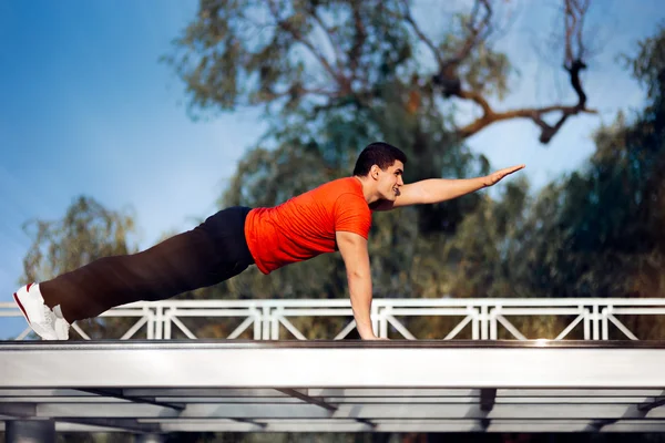 Atletische Man in Push-up Plank positie opleiding — Stockfoto