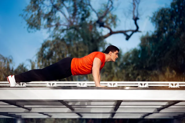 Atletische Man in Push-up Plank positie opleiding — Stockfoto