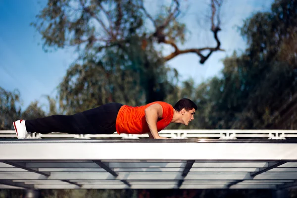 Atletische Man in Push-up Plank positie opleiding — Stockfoto