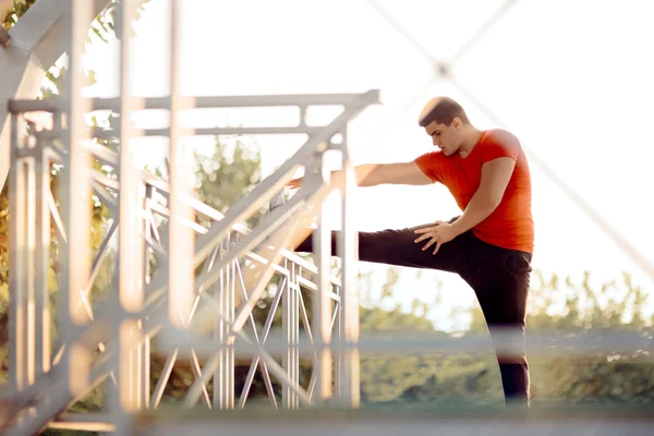 Atletische Man die zich uitstrekt voordat Workout — Stockfoto