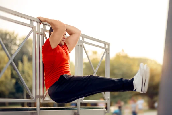 Atletische Man doen van Pull Up Bar Leg verhoogt — Stockfoto