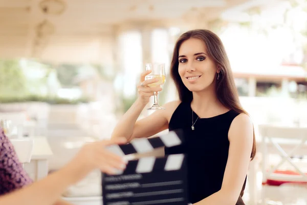 Feliz actriz sosteniendo un vaso en escena de cine — Foto de Stock