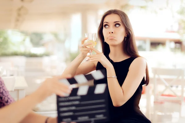 Atriz perturbada segurando um copo na cena do filme — Fotografia de Stock