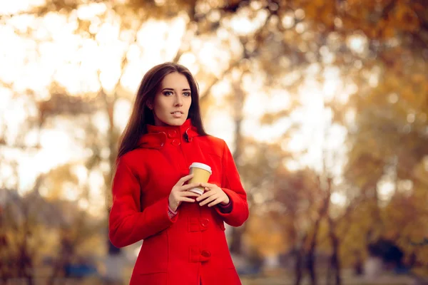 Autunno donna tenendo caffè tazza al di fuori in natura — Foto Stock