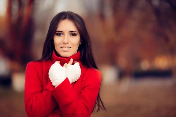 Mujer de otoño con abrigo rojo y guantes sin dedos de punto — Foto de Stock