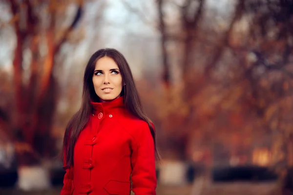 Na podzim žena nosí červený plášť venku v přírodě — Stock fotografie