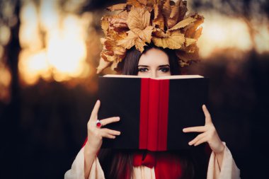 Sonbahar kadınla bir kitap okuma taç yaprakları
