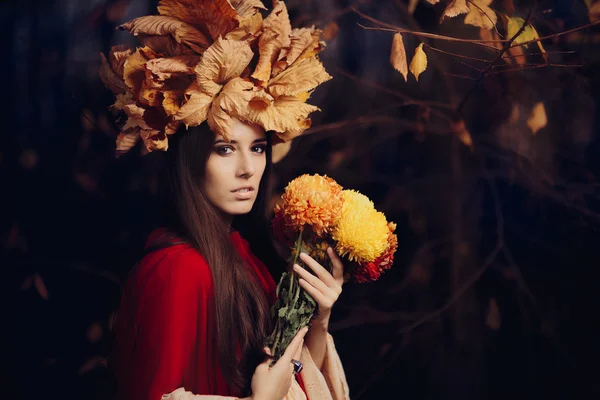 Belle femme avec feuilles d'automne Couronne tenant des fleurs — Photo