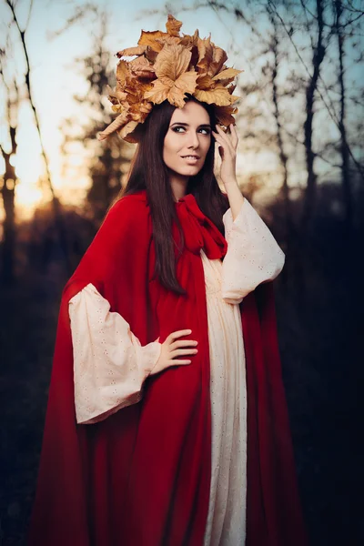 Schöne Frau mit Herbstblätterkrone — Stockfoto