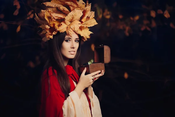 Outono mulher segurando caixa do tesouro com diamante grande — Fotografia de Stock