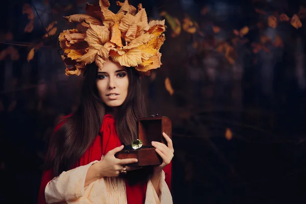 Herfst vrouw met Treasure Box met grote diamant — Stockfoto