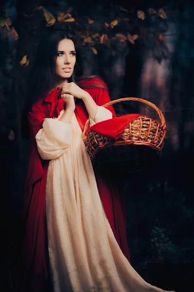 Caperucita roja en el bosque — Foto de Stock