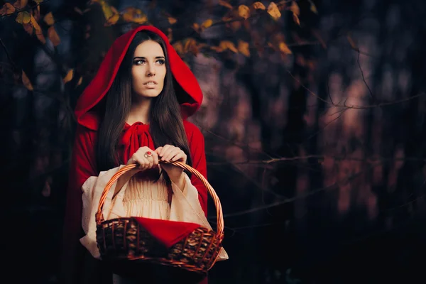 Chapeuzinho vermelho na floresta — Fotografia de Stock