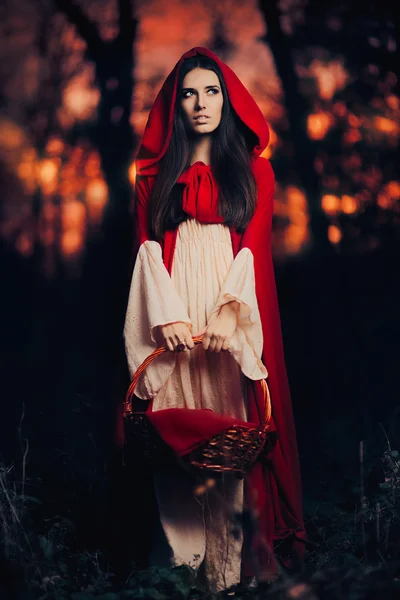 Caperucita roja en el bosque — Foto de Stock