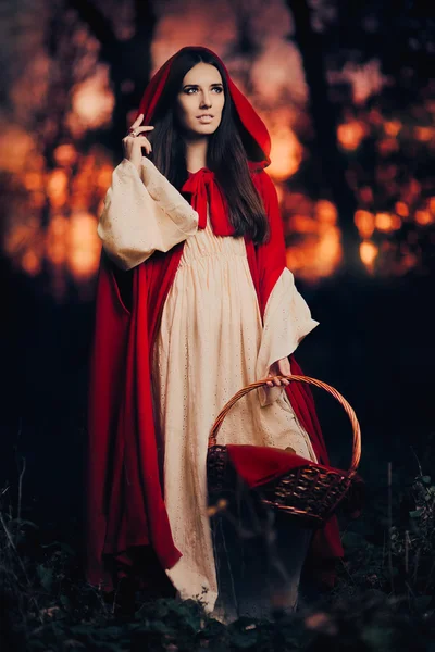 Маленька червона шапочка в лісі — стокове фото