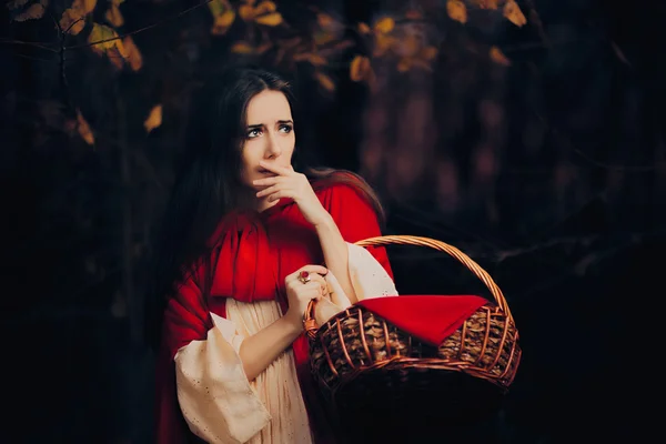 Caperucita roja asustada escondiéndose en el bosque —  Fotos de Stock