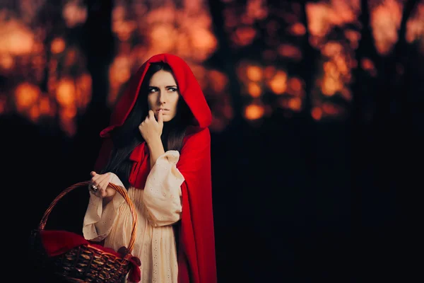 Caperucita roja asustada escondiéndose en el bosque —  Fotos de Stock