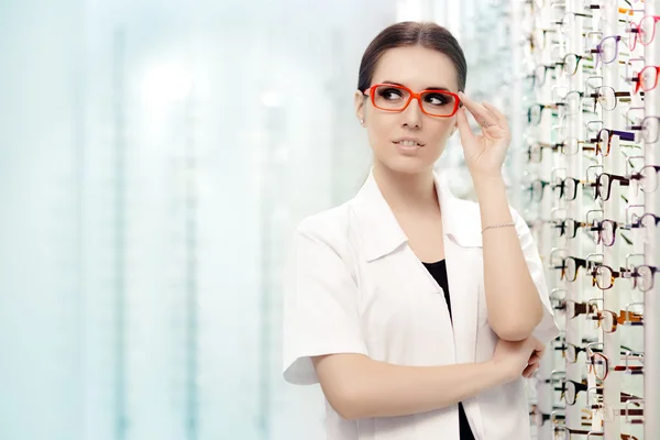 Happy Optician em pé na loja óptica — Fotografia de Stock