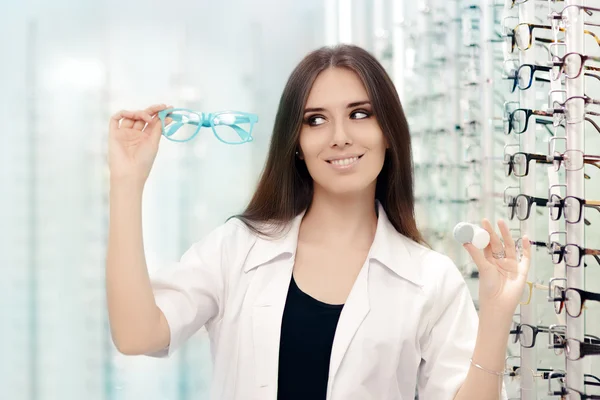 Gelukkig opticien kiezen tussen brillen en contactlenzen — Stockfoto