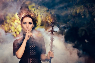 Dark Queen Holding bir sır 