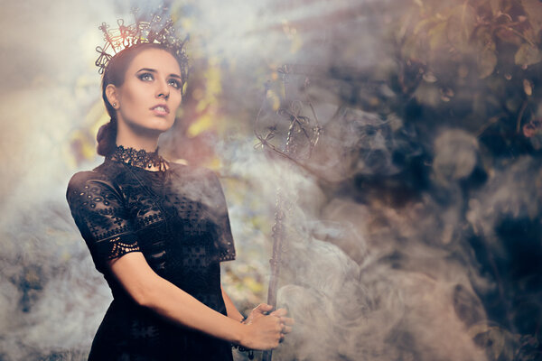 Злая королева держит скептика в туманном лесу
