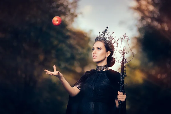 Evil Queen with Poisoned  Apple in Fantasy Portrait — Stock Photo, Image