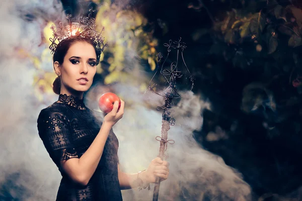 Reine maléfique avec pomme empoisonnée dans la forêt brumeuse — Photo