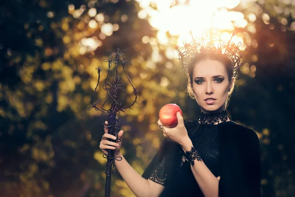 Злая королева с отравленным яблоком в фартуке — стоковое фото