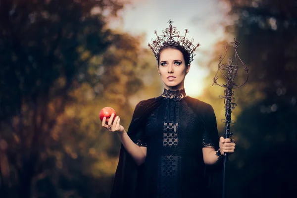 Evil Queen fantezi portre zehirli elma ile — Stok fotoğraf