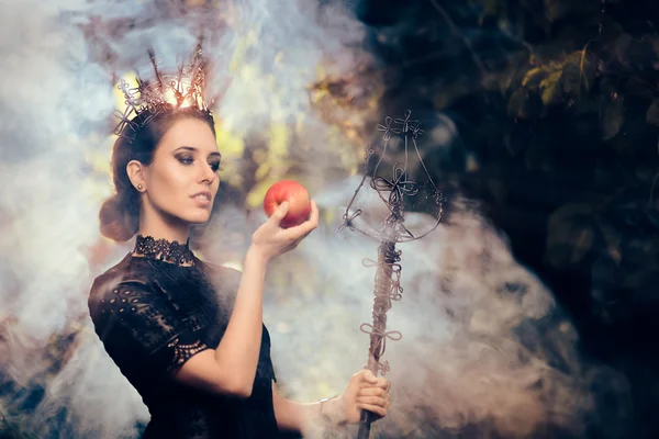 Reine maléfique avec pomme empoisonnée dans la forêt brumeuse — Photo