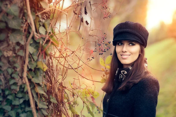 Herfst mode vrouw dragen van Trendy hoed en jas — Stockfoto