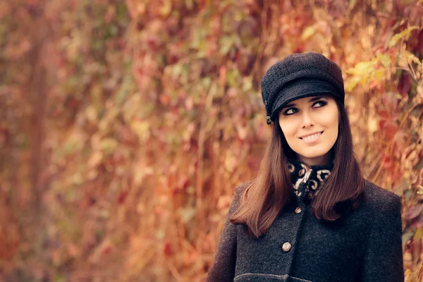 Mujer de moda de otoño con sombrero y abrigo de moda —  Fotos de Stock