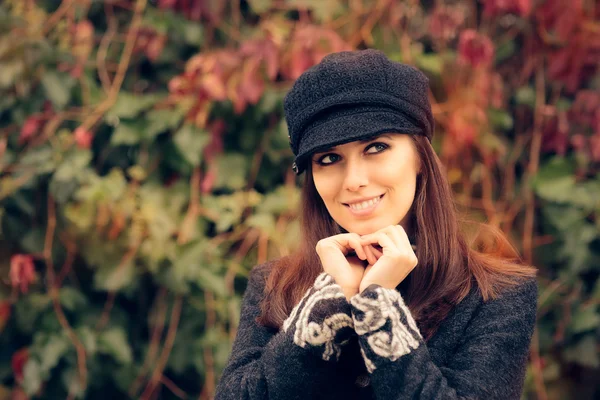 Осенняя женщина моды в модной шляпе и пальто — стоковое фото
