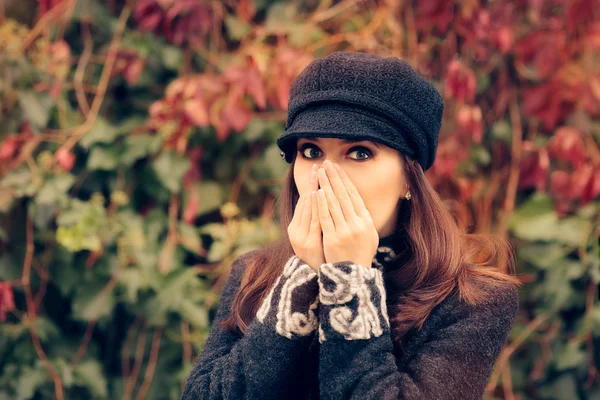 Linda chica con alergias de otoño estornudo —  Fotos de Stock