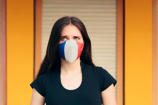 Donna Che Indossa Una Maschera Facciale Con Bandiera Nazionale Francese — Foto Stock