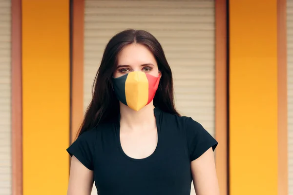 Mulher Vestindo Uma Máscara Facial Com Bandeira Nacional Bélgica — Fotografia de Stock