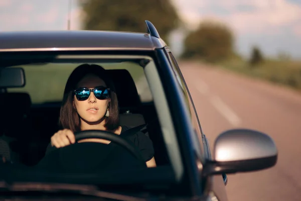 Schuldig Uitziende Vrouw Controleren Auto Spiegel Tijdens Het Rijden — Stockfoto