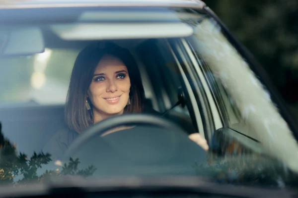 Ευτυχισμένη Γυναίκα Οδηγός Μάτια Στο Δρόμο — Φωτογραφία Αρχείου