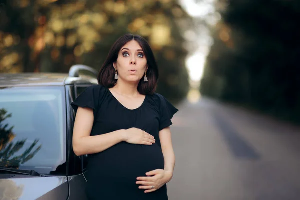 Driver Fêmea Grávida Com Carro Quebrado Olhando Caminho Para Ajuda — Fotografia de Stock