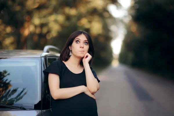 Driver Fêmea Grávida Com Carro Quebrado Olhando Caminho Para Ajuda — Fotografia de Stock