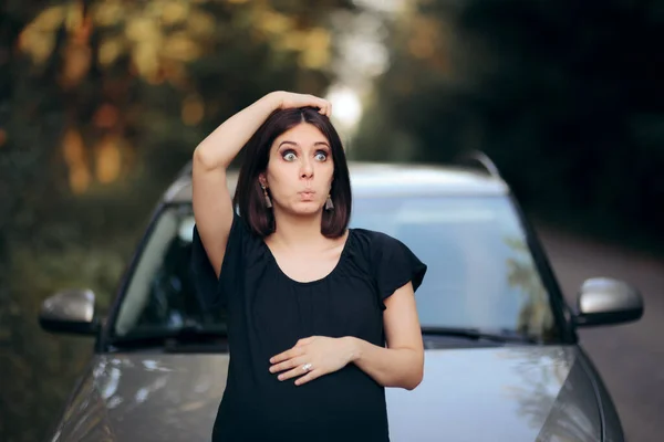 Driver Fêmea Grávida Com Carro Quebrado Olhando Caminho Para Ajuda — Fotografia de Stock