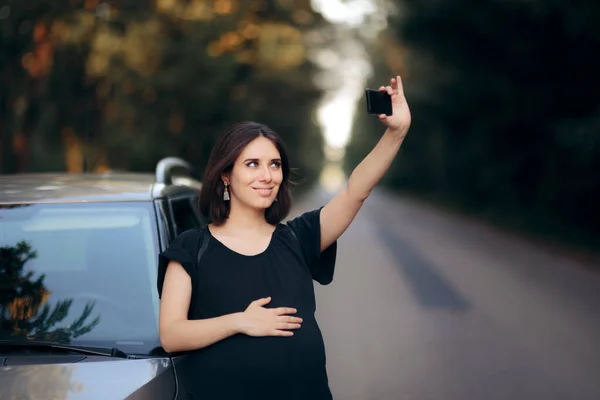 Gravid Kvinnlig Resenär Som Tar Selfie Bilresa — Stockfoto