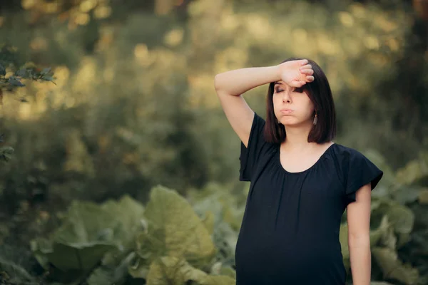 Donna Incinta Stanca Che Una Passeggiata Nella Natura Nella Giornata — Foto Stock